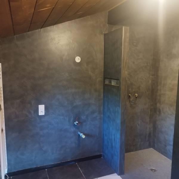 Rénovation en béton ciré gris anthracite d'une douche et salle d'eau dans les LANDES