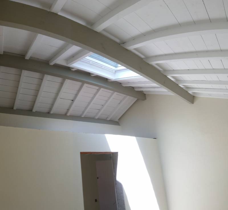 peinture de la charpente d'une vieille maison landaise, à Ychoux