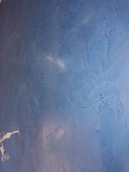Stucco Marmorino bleu réalisé derrière un escalier contemporain à la TESTE DE BUCH
