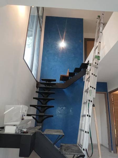 Comment réaliser un stucco marmorino bleu sur un escalier situé à la Teste-de-Buch